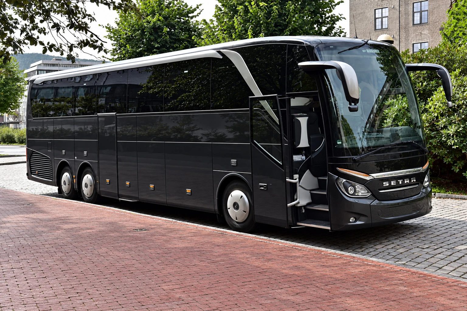 Reisebus von vorne und von der Seite