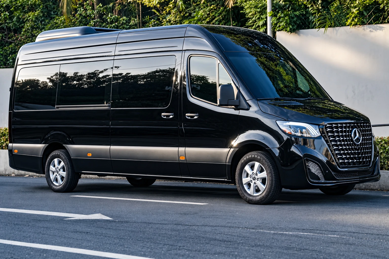 Kleinbus von vorne und von der Seite